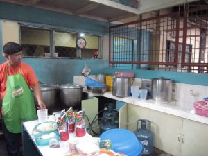 Die Küche in der Bagong Silangan Elementary School, in der wir in der ersten Woche mitgearbeitet haben
