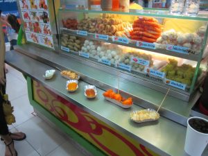 Philippinische Snacks in der Riverbanks Mall. Unter anderem Kwek Kwek, Lobsterballs, Sharksfin, Squidballs und ein One-day-old