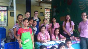 Zusammen mit Lehrern und freiwilligen Eltern in Bagong Silangan
