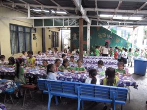 Einige der 600 Kinder, die jeden Tag durch das Feeding Program eine warme Mahlzeit bekommen
