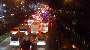 Verkehr auf der Katipunan Avenue bei Nacht