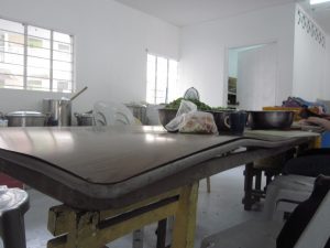 Ein Tisch in der Küche in Cainta , der durch die Fluten gebogen wurde