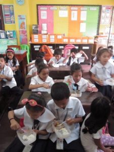 Einige Kinder der MLQ Elementary School beim Essen